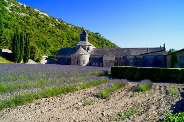 Top 10 des Séjours Insolites en Provence : Vivez l'Extraordinaire !
