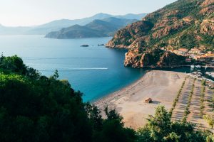 plage de lac dans le verdon