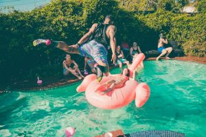 plongeon dans la piscine