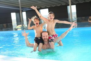 Une belle piscine cristalline pour des baignades rafraîchissantes.
